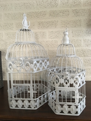 Set mooie 6 kantige wit metalen vogelkooitjes, heel fraai in ontwerp!!